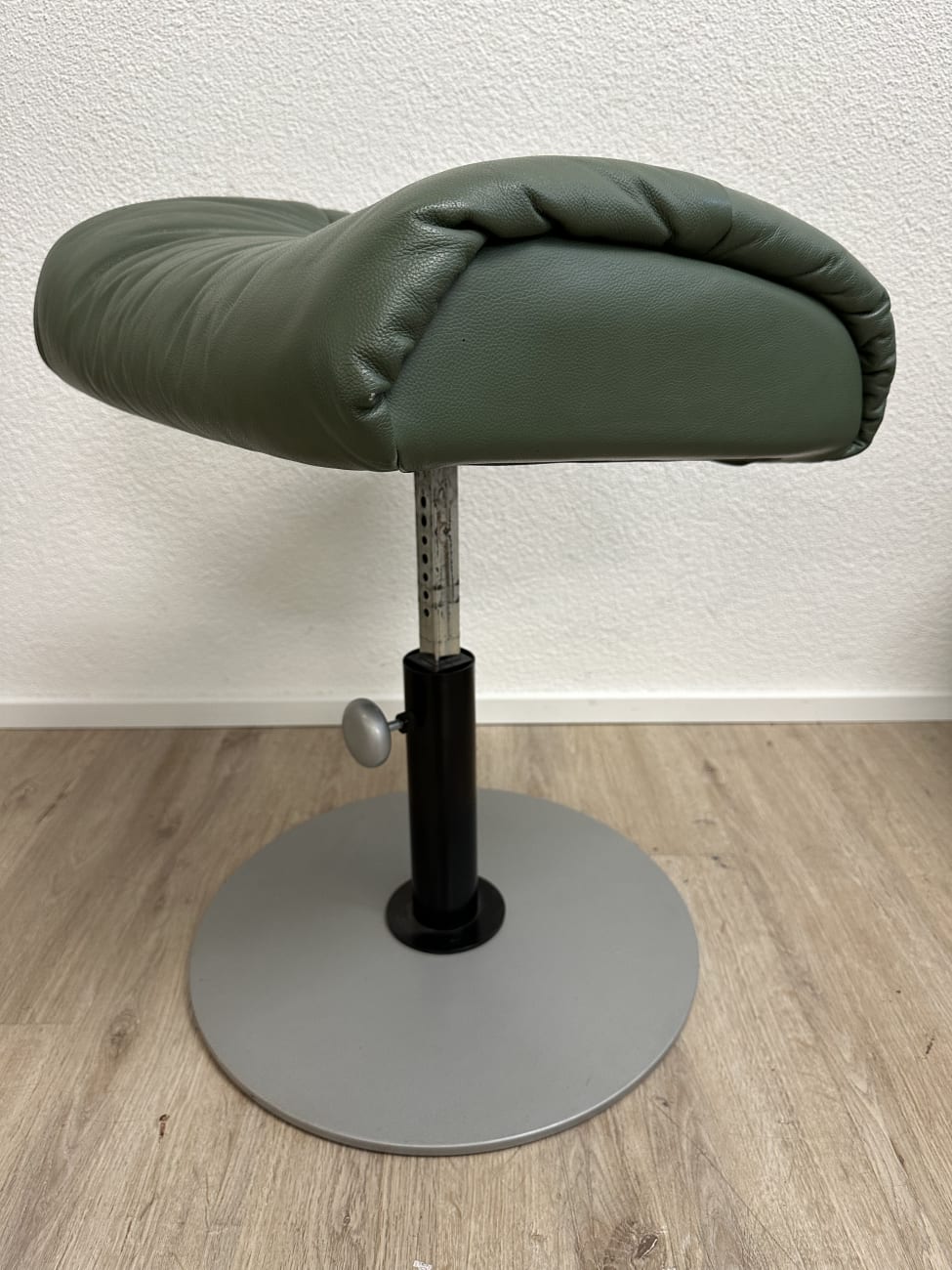 Vintage Relaxsessel mit Hocker aus Leder in Grün – Bild 9