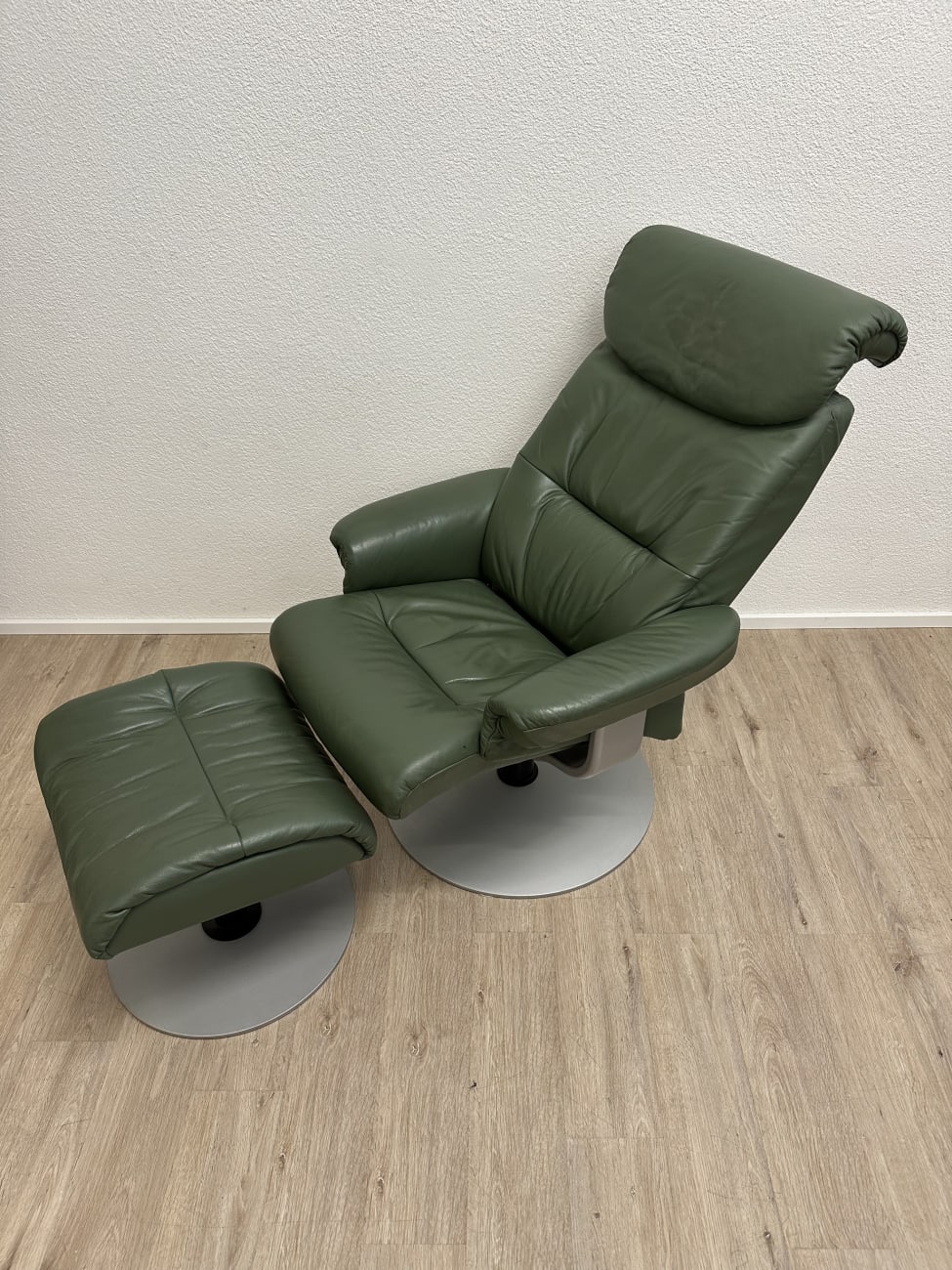 Vintage Relaxsessel mit Hocker aus Leder in Grün