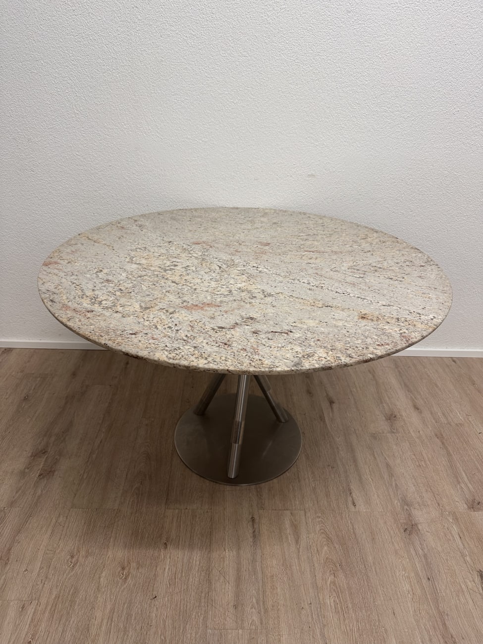 Runder Esstisch mit Granitplatte und Metallgestell modern