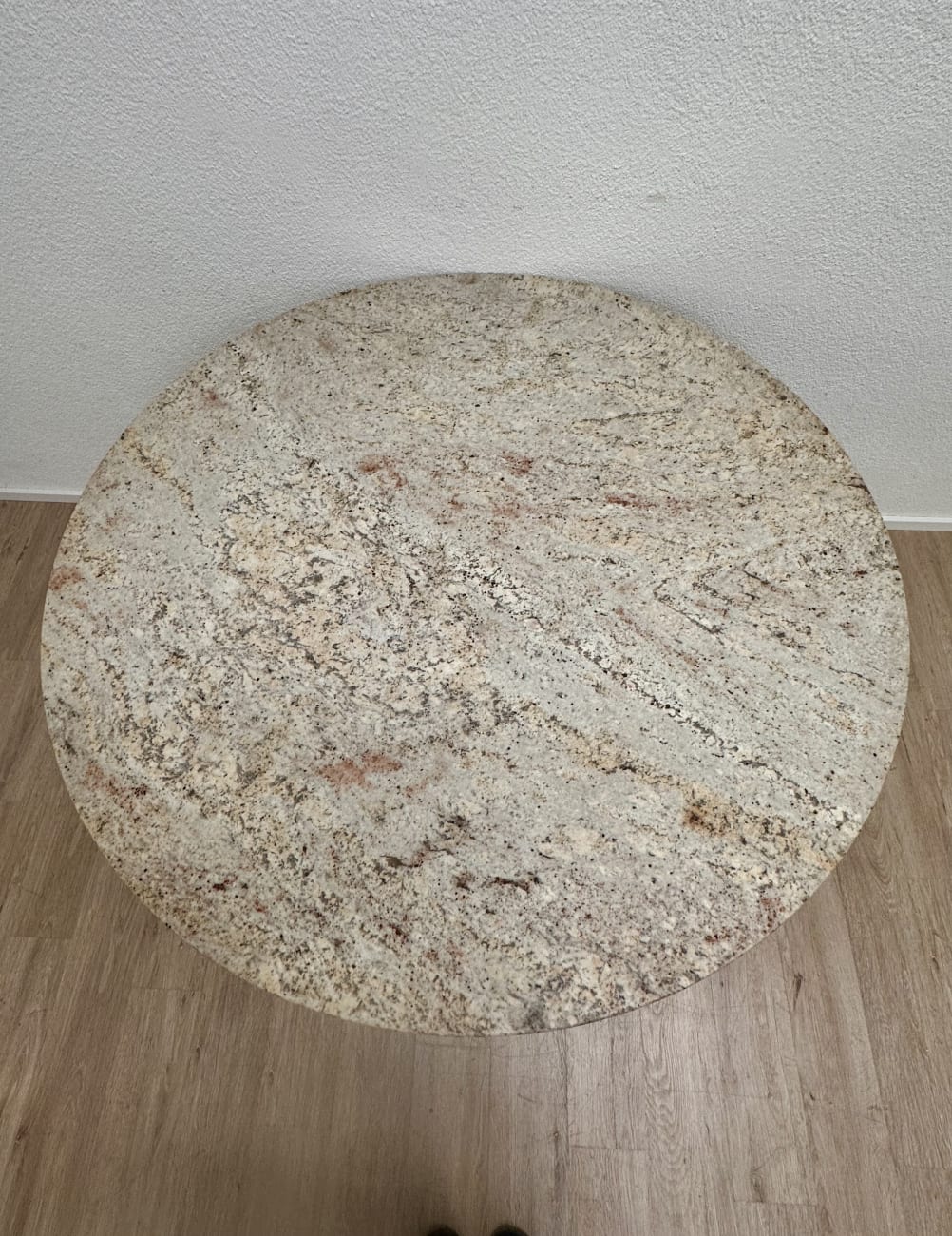 Runder Esstisch mit Granitplatte und Metallgestell modern