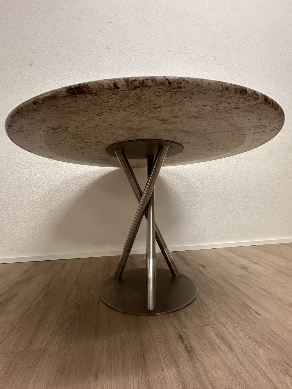 Runder Esstisch mit Granitplatte und Metallgestell modern