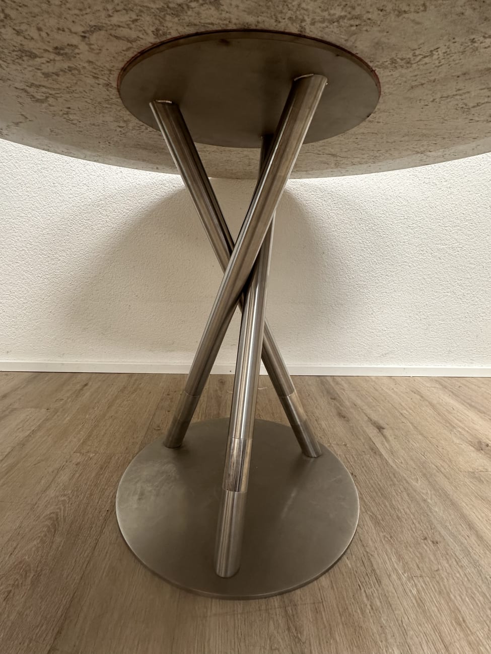 Runder Esstisch mit Granitplatte und Metallgestell modern