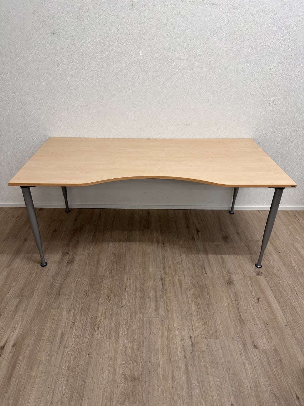 Modern Schreibtisch Kinnarps mit geschwungener Platte