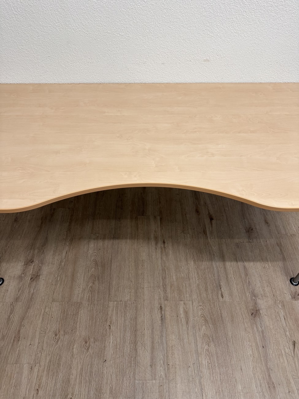 Modern Schreibtisch Kinnarps mit geschwungener Platte