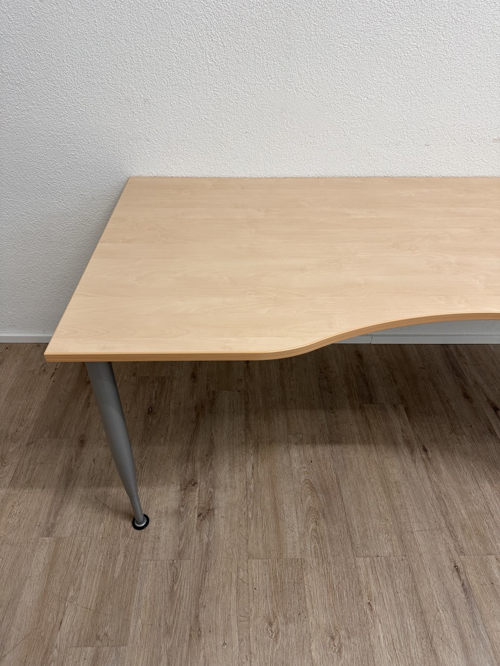 Modern Schreibtisch Kinnarps mit geschwungener Platte