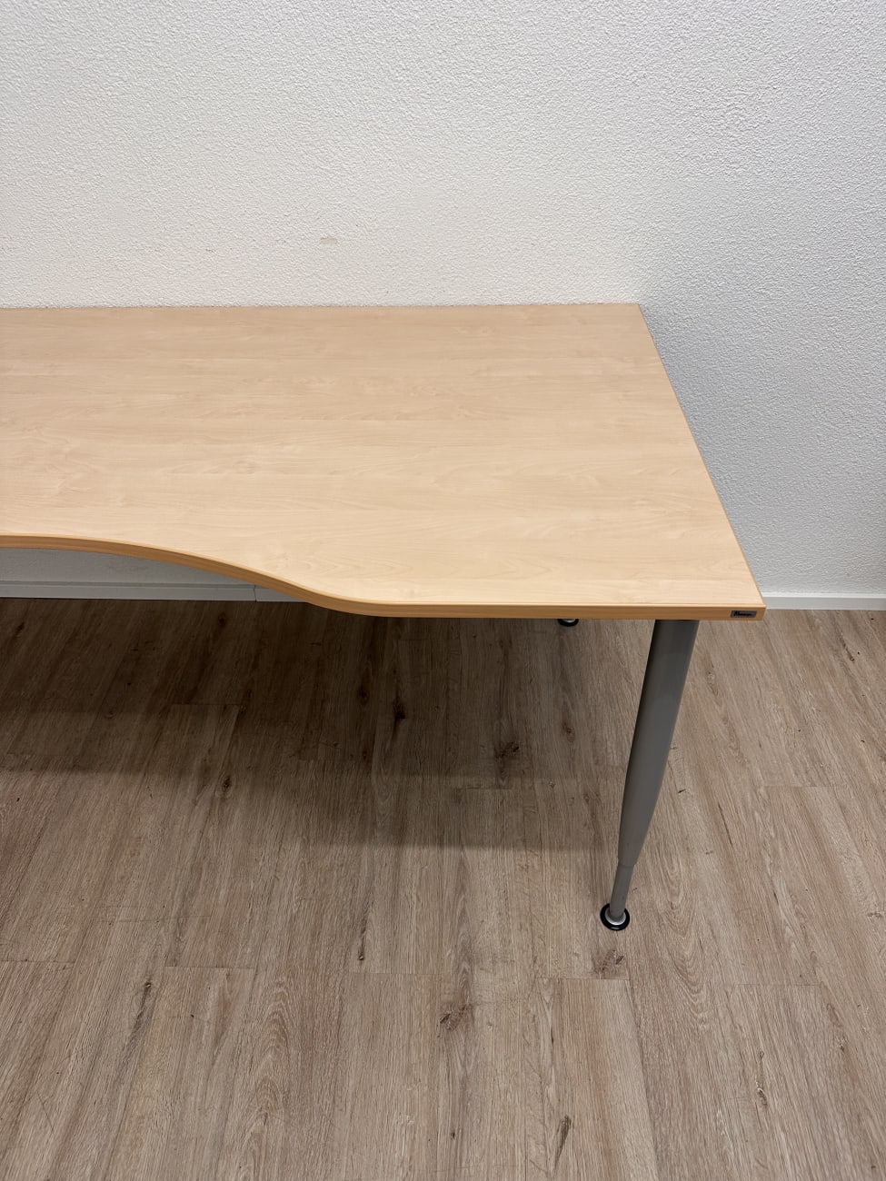 Modern Schreibtisch Kinnarps mit geschwungener Platte