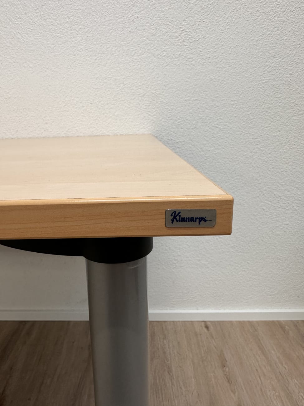 Modern Schreibtisch Kinnarps mit geschwungener Platte
