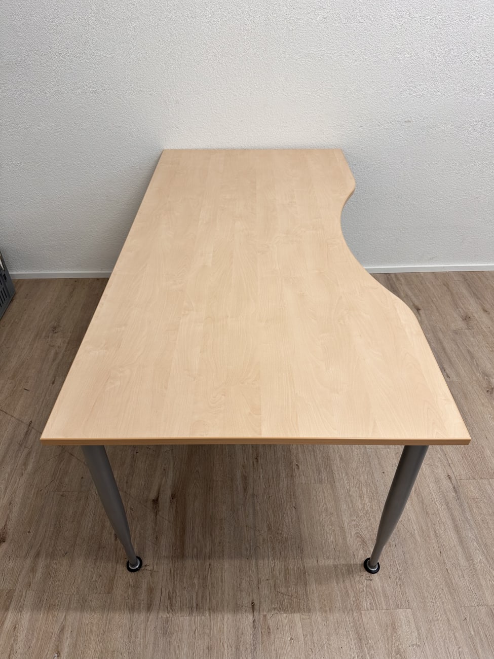 Modern Schreibtisch Kinnarps mit geschwungener Platte