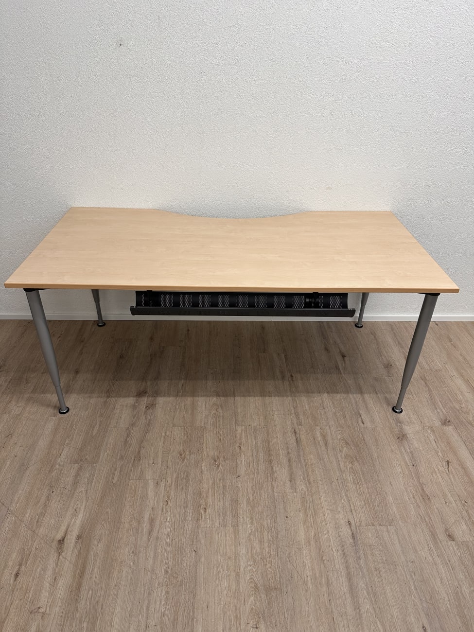 Modern Schreibtisch Kinnarps mit geschwungener Platte