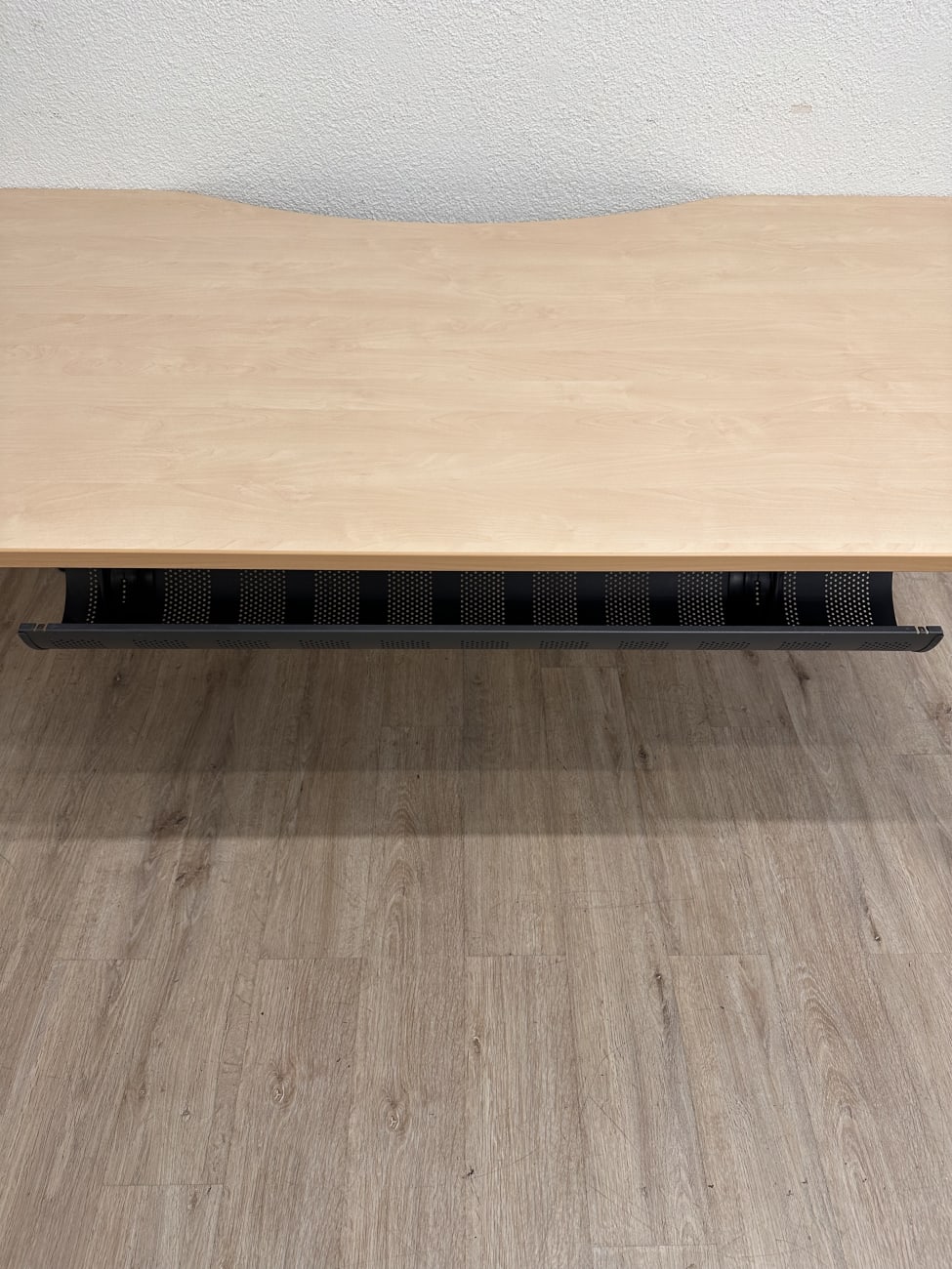 Modern Schreibtisch Kinnarps mit geschwungener Platte
