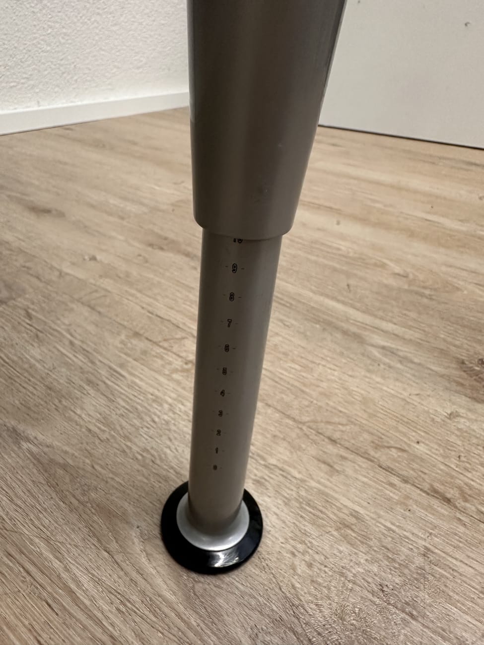 Modern Schreibtisch Kinnarps mit geschwungener Platte