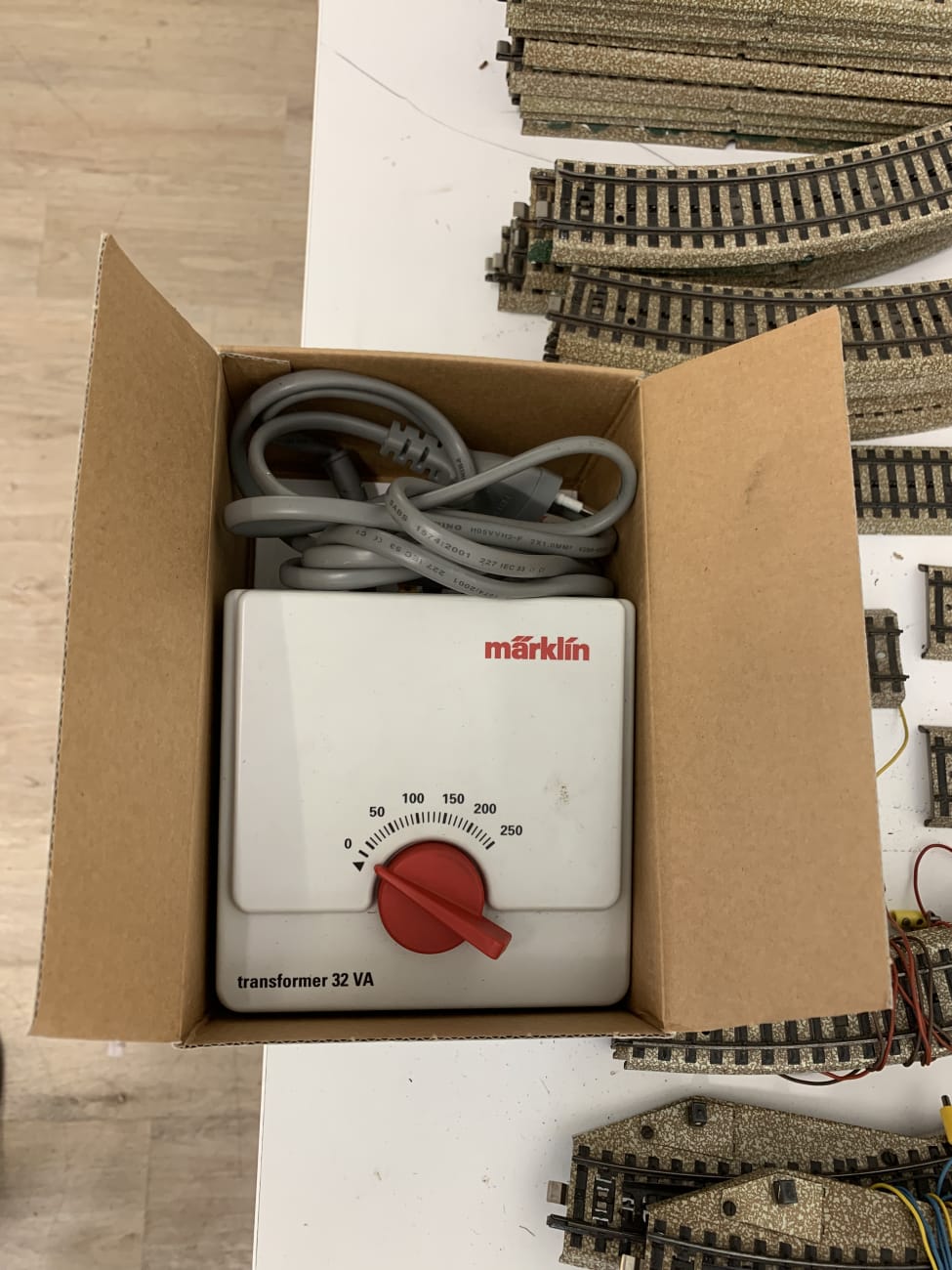 Märklin Modelleisenbahn Schienen-Set mit Tunnel und Trafo