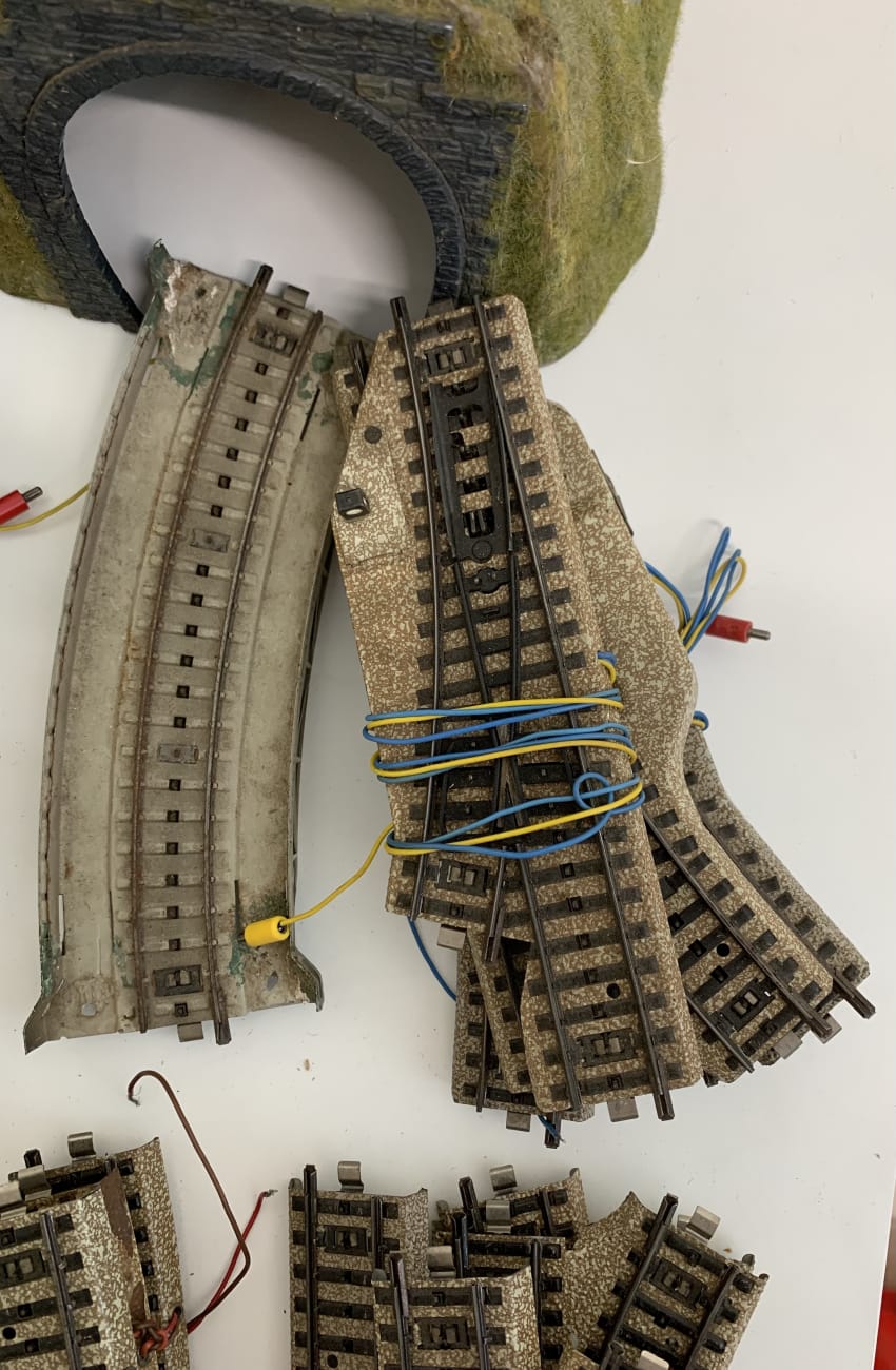 Märklin Modelleisenbahn Schienen-Set mit Tunnel und Trafo