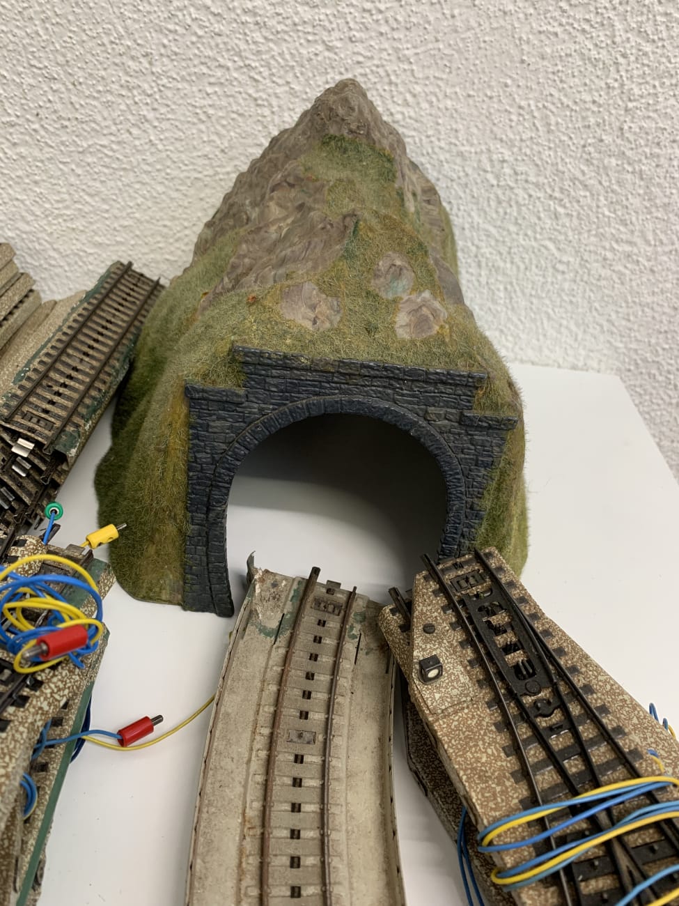 Märklin Modelleisenbahn Schienen-Set mit Tunnel und Trafo