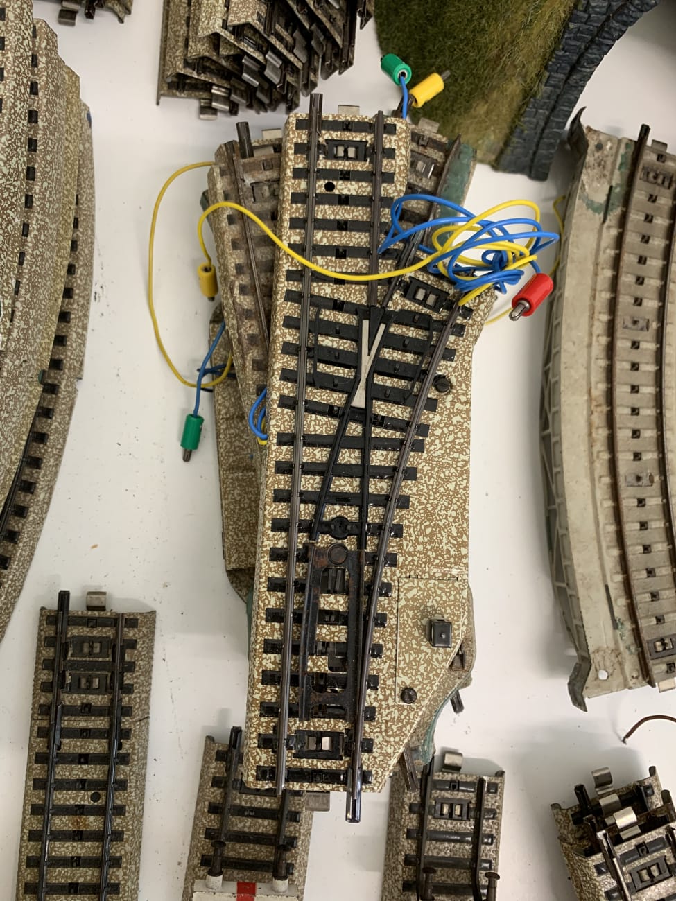 Märklin Modelleisenbahn Schienen-Set mit Tunnel und Trafo