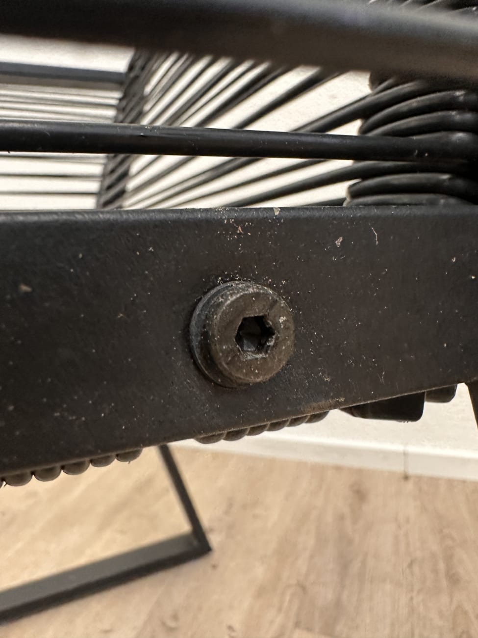 Moderner Sessel mit schwarzer Lamellenstruktur