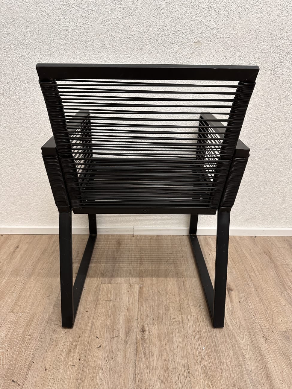 Moderner Sessel mit schwarzer Lamellenstruktur