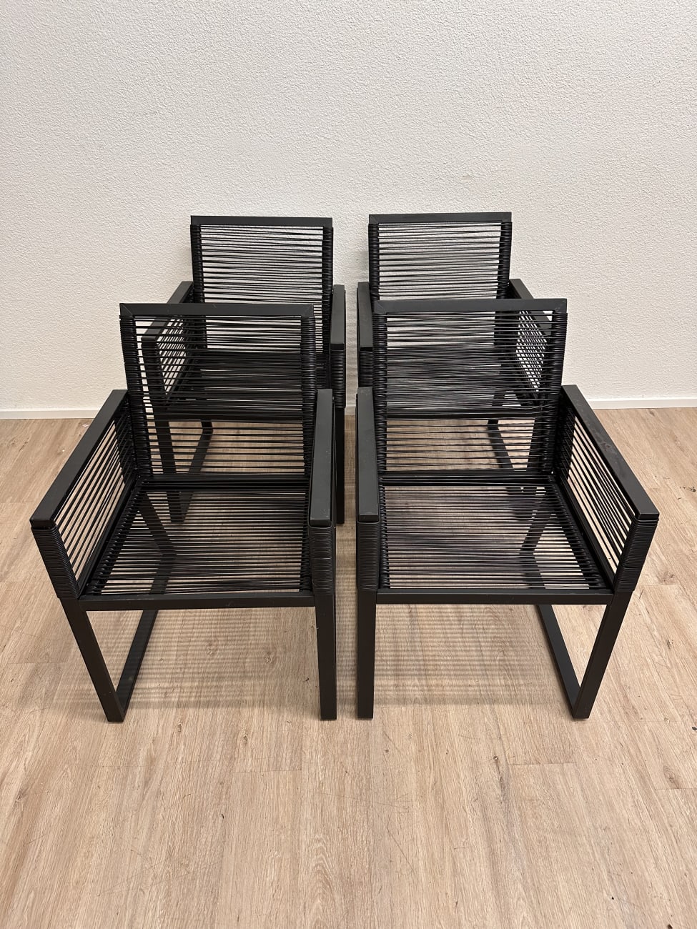 Moderner Sessel mit schwarzer Lamellenstruktur