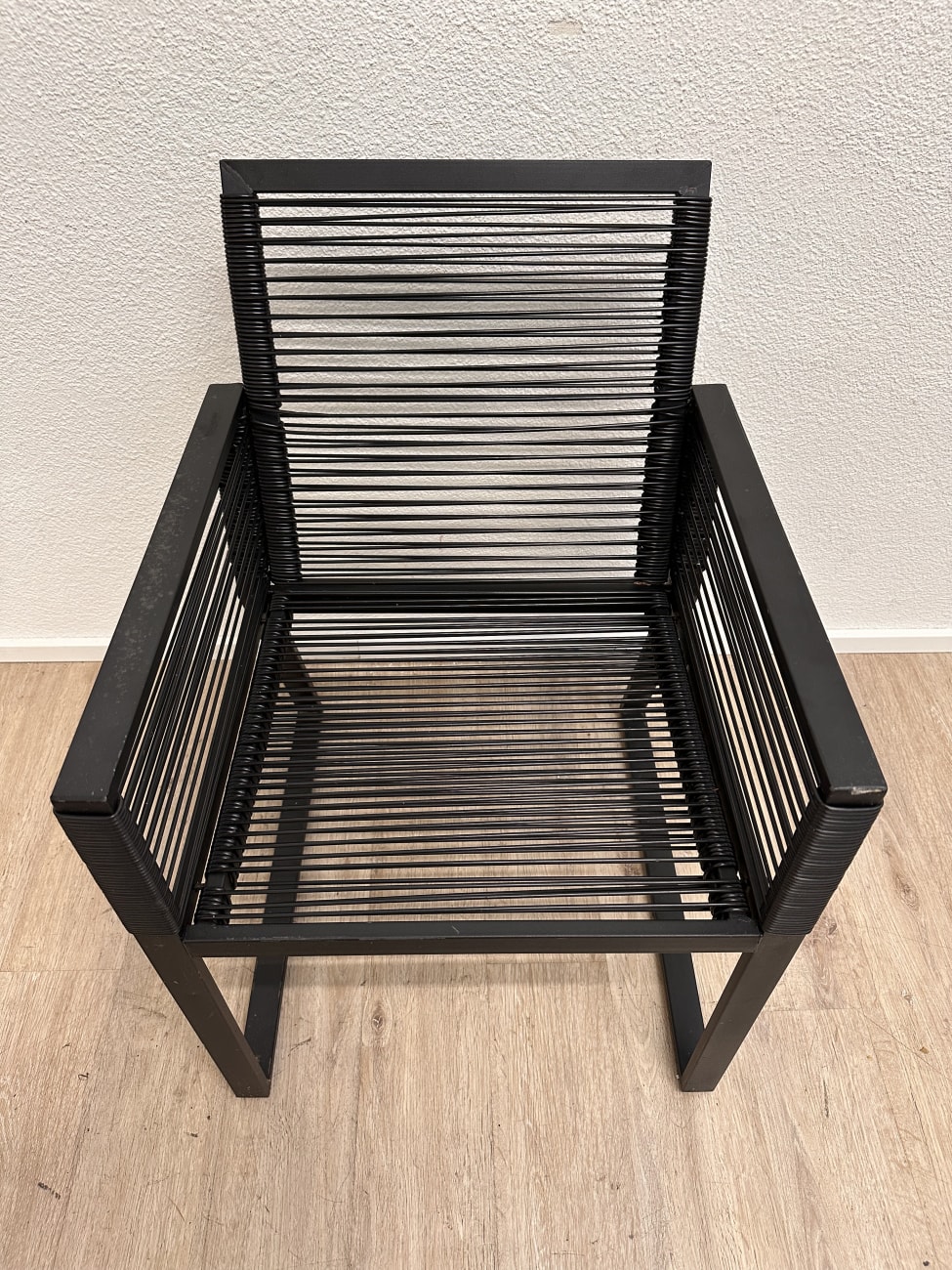 Moderner Sessel mit schwarzer Lamellenstruktur