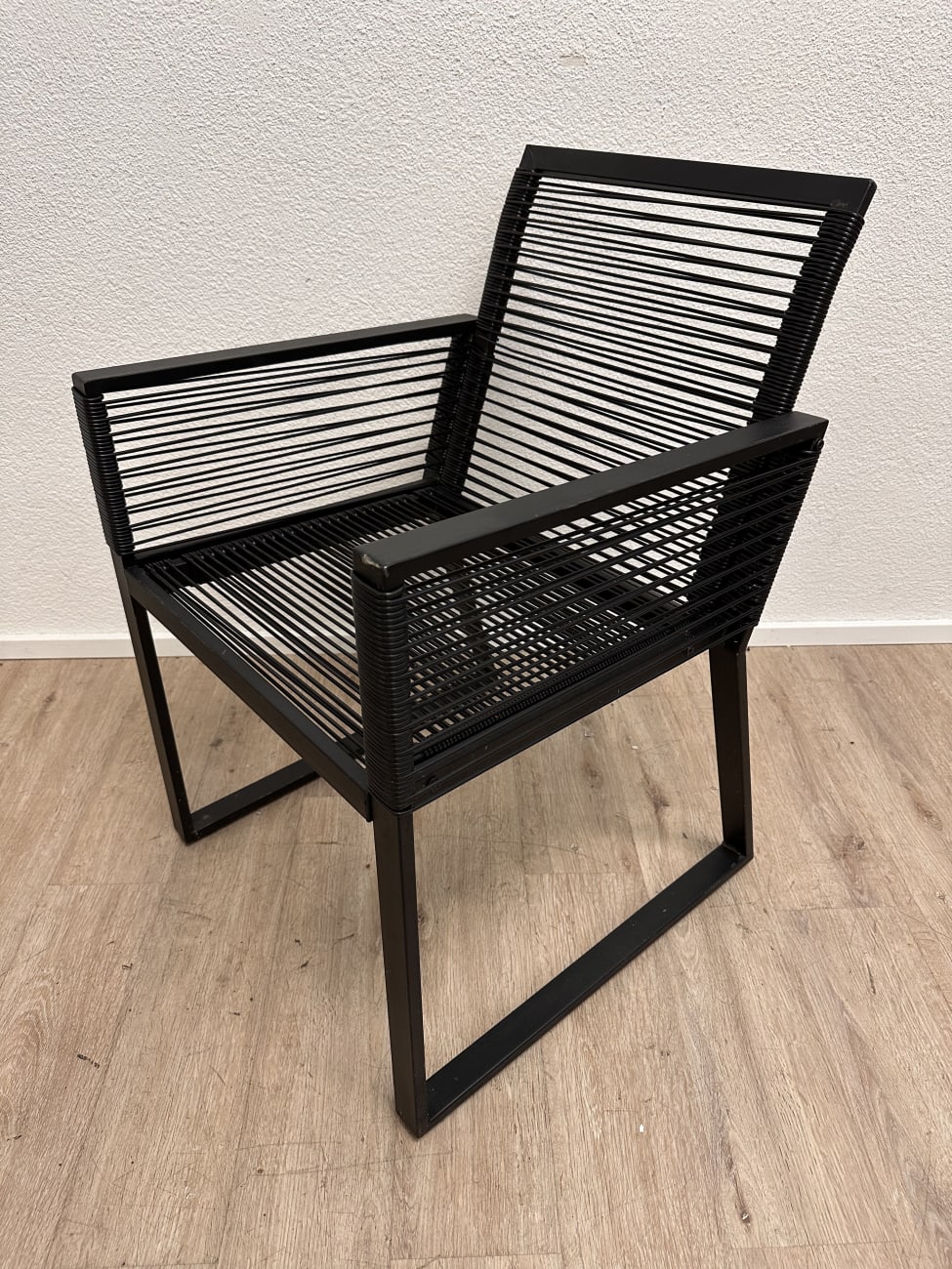Moderner Sessel mit schwarzer Lamellenstruktur