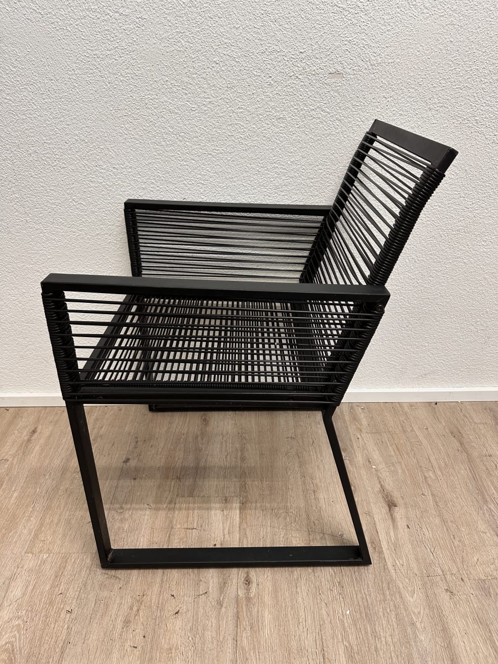 Moderner Sessel mit schwarzer Lamellenstruktur