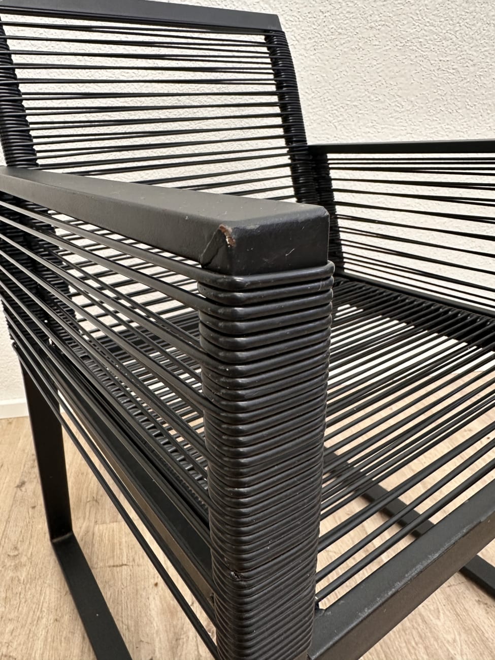 Moderner Sessel mit schwarzer Lamellenstruktur