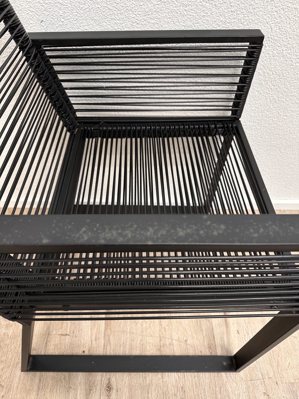 Moderner Sessel mit schwarzer Lamellenstruktur